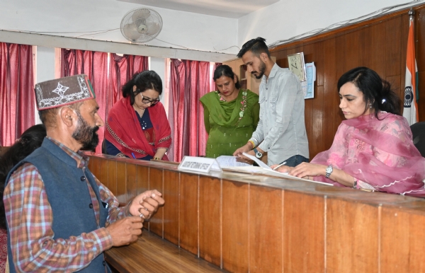 मंडी में नामांकन पत्रों की जांच करते हुए।