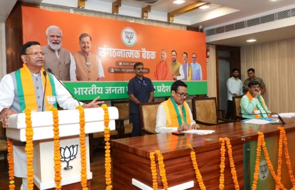 भाजपा की बैठक को संबोधित करते पंकज चौधरी