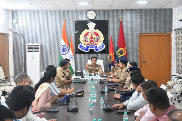 पुलिस कमिश्नर प्रशिक्षु अफसरों के साथ