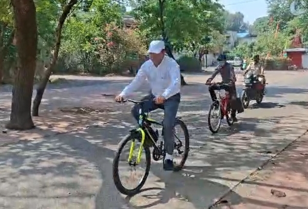 मध्यप्रदेश हाईकोर्ट के जस्टिस सरकारी वाहन छोड़ साइकिल से हाईकोर्ट पहुंचे