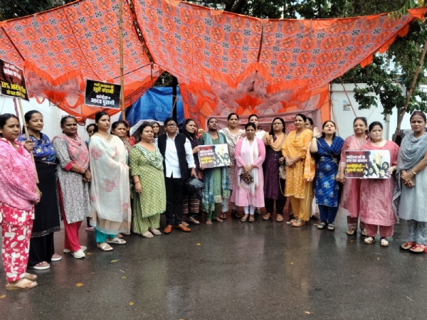 सपा सांसद रुचि वीरा के घर के बाहर दूसरे दिन बारिश में भी दूसरे दिन बारिश में भी गरजी महिलाएं