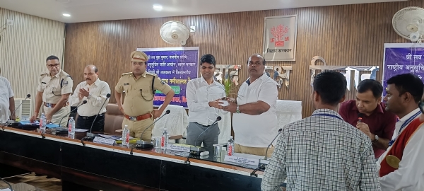 राष्ट्रीय अनुसूचित जाति आयोग के सदस्य का स्वागत करते जिलाधिकारी