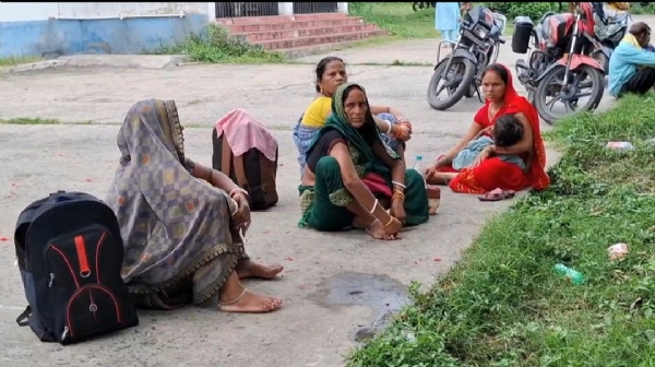 एसएनएमएमसीएच के पोस्टमार्टम हाउस के बाहर बैठे मृतका के परिजन