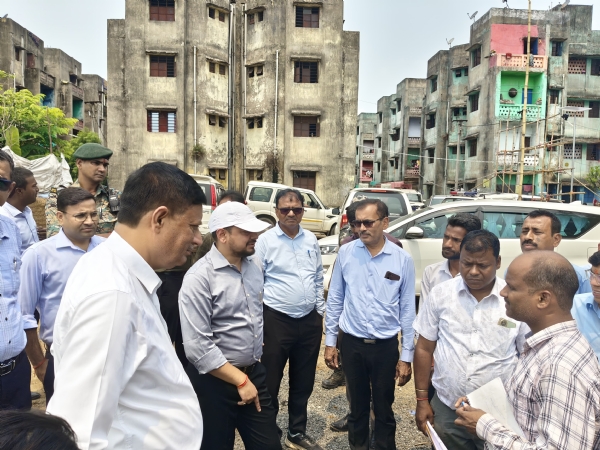 बेलगड़िया का निरीक्षण करते डीसी एवं मौजूद अन्य अधिकारी
