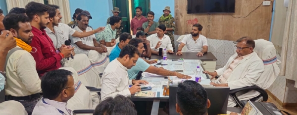 अधीक्षक से कार्रवाई को लेकर जानकारी लेते भाजपा नेता एवं परिजन