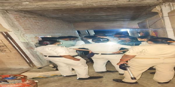 गोपालगंज में आर्केस्ट्रा समूह पर छाप मारी करती पुलिस गोपालगंज में आर्केस्ट्रा समूह पर छाप मारी करती पुलिस
