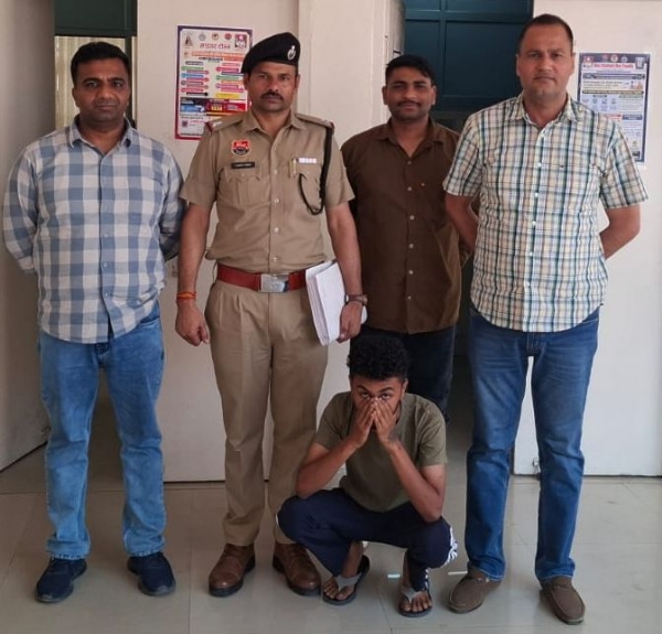 धोखाधड़ी का आरोपी थाना साइबर क्राइम गिरफ्त में।