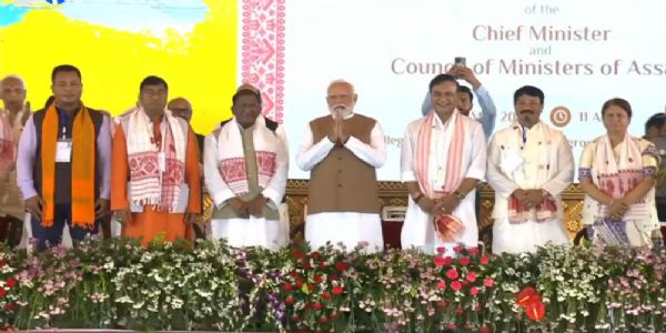 असमः प्रधानमंत्री के साथ राज्यपाल लक्ष्मण प्रसाद आचार्य, मुख्यमंत्री डॉ. हिमंत बिस्व सरमा एवं मंत्रिमंडल में शामिल रामेश्वर तेली, अतुल बोरा, चरण माझी एवं अजंता नेओग। असमः प्रधानमंत्री के साथ राज्यपाल लक्ष्मण प्रसाद आचार्य, मुख्यमंत्री डॉ. हिमंत बिस्व सरमा एवं मंत्रिमंडल में शामिल रामेश्वर तेली, अतुल बोरा, चरण माझी एवं अजंता नेओग।