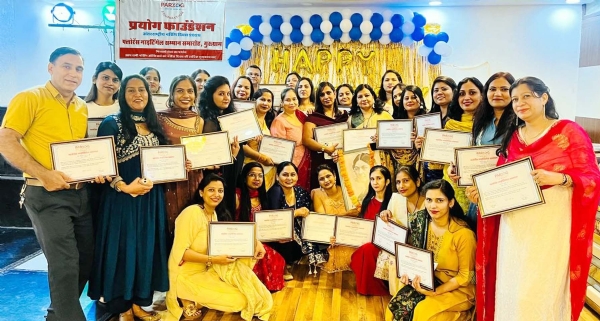 गुरुग्राम स्थित एक रेस्तरां में अंतरराष्ट्रीय नर्सेज दिवस पर आयोजित कार्यक्रम में प्रयोग फाउंडेशन की ओर से नर्सिंग ऑफिसर्स को सम्मानित करतीं सीनियर नर्सिंग ऑफिसर पूनम सहराय।