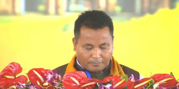 बोडो भाषा में शपथ लेकर चरण बोरो फिर बने मंत्री। बोडो भाषा में शपथ लेकर चरण बोरो फिर बने मंत्री।