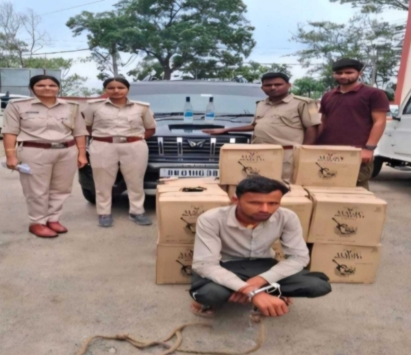 अररिया फोटो:गिरफ्तार तस्कर और मद्य निषेध विभाग की टीम