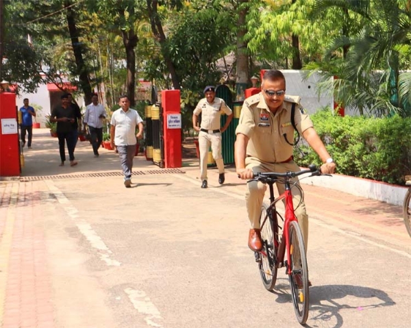 पुलिस अधीक्षक धर्मेंद्र सिंह साइकिल चलाकर अपने कार्यालय पहुंचे