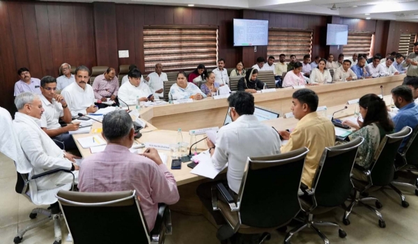 गुरुग्राम में जिला विकास समन्वय एवं निगरानी समिति (दिशा) की बैठक लेते केंद्रीय मंत्री राव इंद्रजीत सिंह।