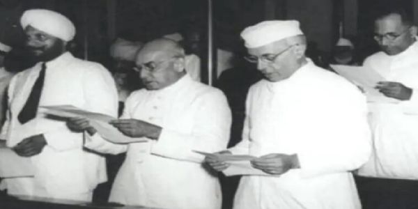 संसद के प्रथम सत्र का प्रथम दिन। पंडित जवाहर लाल नेहरू शपथ ग्रहण करते।  फोटो - फाइल