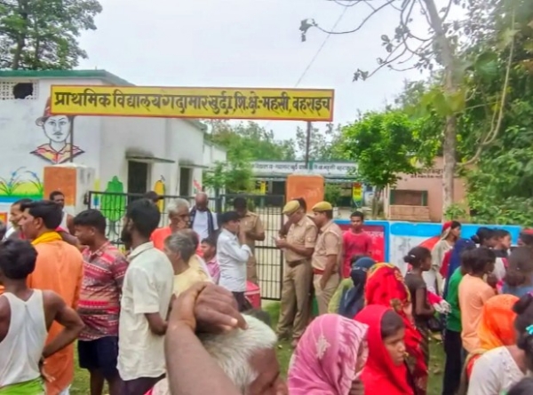 दुर्घटना के बाद मौके पर जमा भीड़