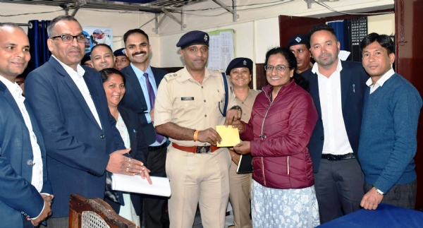 अभिसूचना इकाई के पुलिस कर्मियों को पुरस्कृत करते एसएसपी।