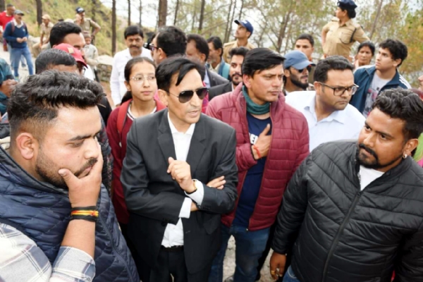 क्षेत्रवासियों के बीच मंडलायुक्त।