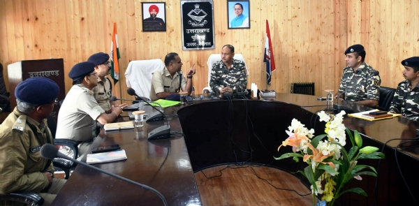 शिष्टाचार भेंट के अवसर पर उपस्थित पुलिस एवं एसएसबी के अधिकारी।