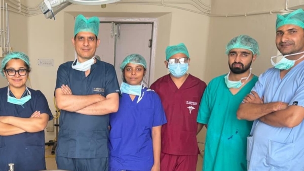 एसएमएस अस्पताल के चिकित्सकों ने निकाली पन्द्रह साल से पीड़ित महिला की बच्चेदानी से विशाल गांठ