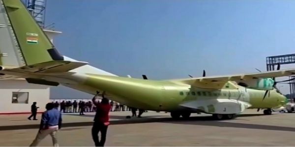 फ्रांसीसी कंपनी एयरबस के सहयोग से गुजरात में तैयार पहला सी-295 एयरक्राफ्ट
