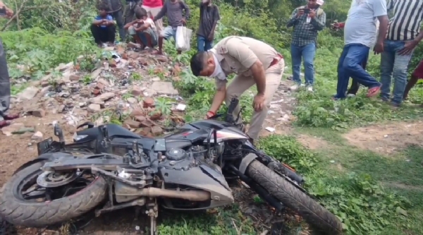 मौके पर जांच करती पुलिस