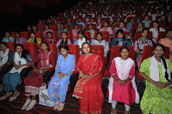 छात्राओं के साथ फिल्म देखने पहुंची मंत्री शिल्पी