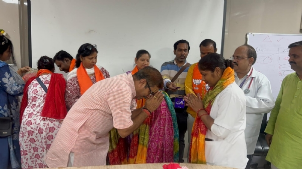 अंतर्राष्ट्रीय नर्स दिवस पर नर्सो का सम्मान करते विधायक डा नीलकंठ तिवारी