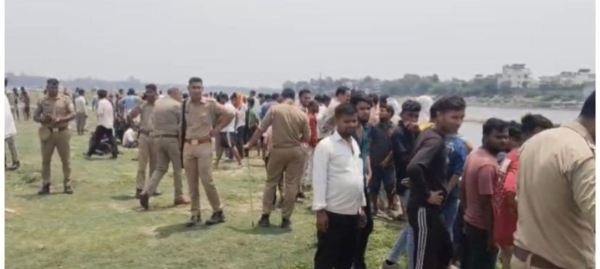 बच्चों के डूबने के दौरान नदी के किनारे बचाव कार्य