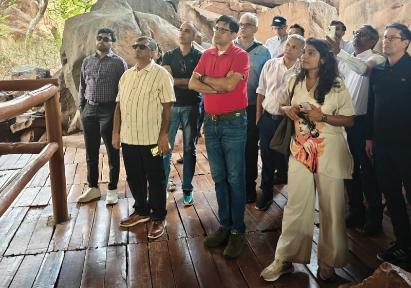 फ्रेंच डेलिगेशन ने किया विश्व धरोहर भीमबेटका का भ्रमण फ्रेंच डेलिगेशन ने किया विश्व धरोहर भीमबेटका का भ्रमण
