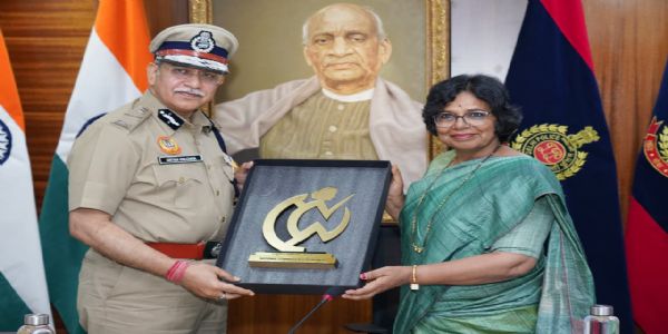 राष्ट्रीय महिला आयोग की अध्यक्ष विजया रहाटकर ने की दिल्ली पुलिस आयुक्त सतीश गोलेचा के साथ बैठक राष्ट्रीय महिला आयोग की अध्यक्ष विजया रहाटकर ने की दिल्ली पुलिस आयुक्त सतीश गोलेचा के साथ बैठक