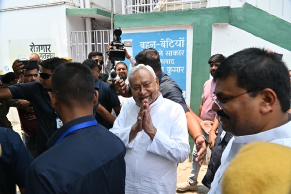 नीतीश कुमार कार्यालय से निकलते हुए