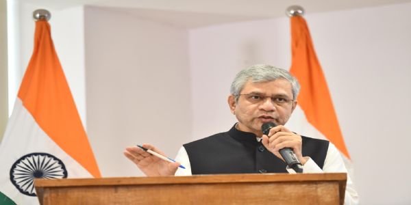 केंद्रीय सूचना एवं प्रसारण मंत्री अश्विनी वैष्णव बुधवार को संवाददाता सम्मेलन में कैबिनेट के फैसलों की जानकारी देते हुए