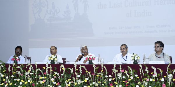 केंद्रीय संस्कृति एवम पर्यटन मंत्री गजेंद्र सिंह शेखावत के साथ अन्य लोग मौजूद। केंद्रीय संस्कृति एवम पर्यटन मंत्री गजेंद्र सिंह शेखावत के साथ अन्य लोग मौजूद।