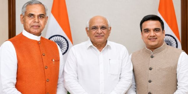 राज्यपाल आचार्य देवव्रत, सीएम भूपेंद्र पटेल व डिप्टी सीएम हर्ष संघवी की सांकेतिक एआई फ़ोटो राज्यपाल आचार्य देवव्रत, सीएम भूपेंद्र पटेल व डिप्टी सीएम हर्ष संघवी की सांकेतिक एआई फ़ोटो