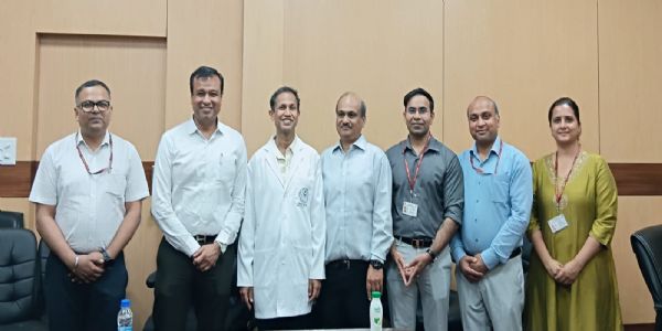 एम्स में हुए सफल सर्जरी करने वाले चिकित्सकों की टीम