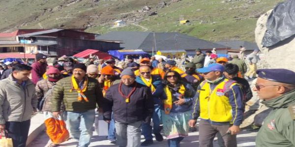 केदारनाथ दर्शन के लिए जाते नागालैंड के राज्यपाल।