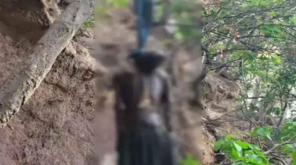 पेड़ पर लटका मिला कंकाल