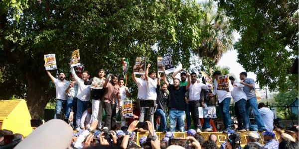 युवा कांग्रेस मुख्यालय के बाहर नीट पेपर लीक मामले को लेकर विरोध प्रदर्शन करते कार्यकर्ता।