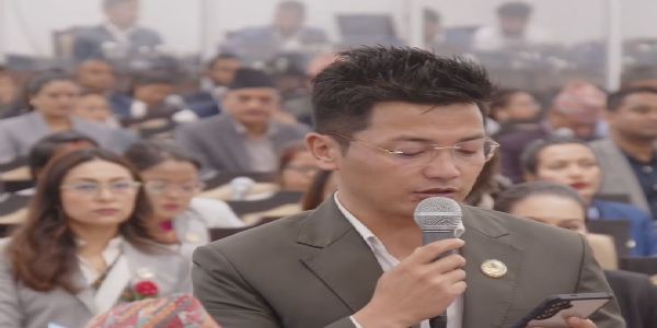 संसद में बोलते प्रमुख विपक्षी दल के निष्कल राई