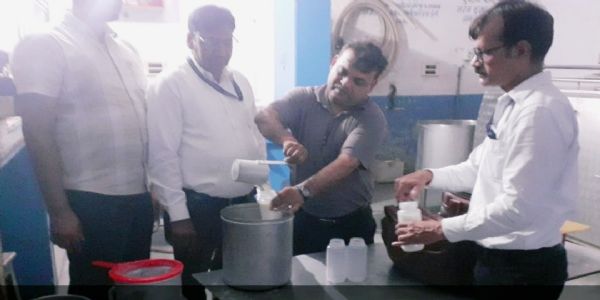 खाद्य सुरक्षा विभाग दूध केंद्रों पर की छापेमारी