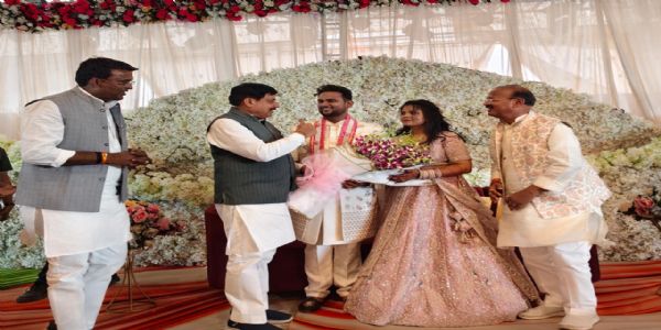अनूपपुर: राज्य मंत्री दिलीप जायसवाल के पुत्र के विवाह समारोह में शामिल हुए मुख्यमंत्री डॉ यादव