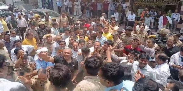 स्मार्ट स्कूल के शिलान्यास को लेकर भाजपा-सपा आमने-सामने, परमट विद्यालय में घंटों चला हंगामा