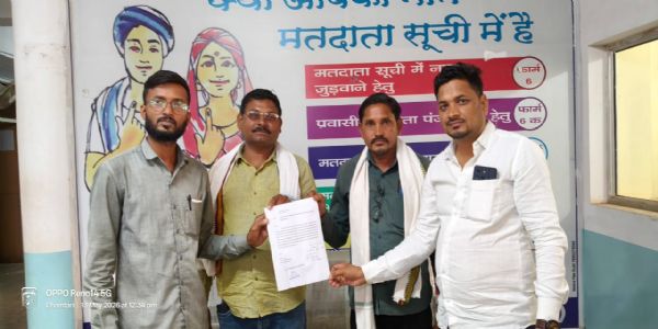 सार्वजनिक मूत्रालय को तोड़े जाने से बिफरे ग्रामीण, कलेक्टर से की शिकायत