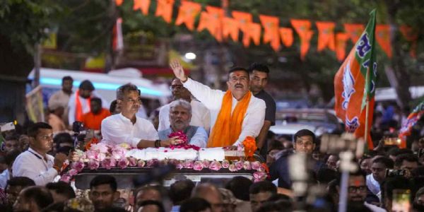 भवानीपुर में विजय के बाद मुख्यमंत्री शुभेंदु अधिकारी का रोड शो, जनता ने पुष्पवर्षा कर किया स्वागत