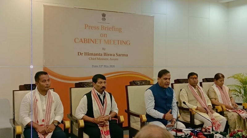 हिमंत बिस्व सरमा 2.0 सरकार की पहली कैबिनेट बैठक के बाद चारों मंत्रियों के साथ संवाददाता सम्मेलन को संबोधित करते मुख्यमंत्री डॉ. सरमा हिमंत बिस्व सरमा 2.0 सरकार की पहली कैबिनेट बैठक के बाद चारों मंत्रियों के साथ संवाददाता सम्मेलन को संबोधित करते मुख्यमंत्री डॉ. सरमा