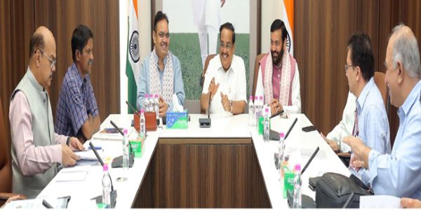 केंद्रीय मंत्री सीआर पाटिल के साथ बैठक करते हरियाणा व राजस्थान के मुख्यमंत्री