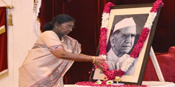 राष्ट्रपति द्रौपदी मुर्मु ने राष्ट्रपति भवन में पूर्व राष्ट्रपति फखरुद्दीन अली अहमद की जयंती पर उनके चित्र पर पुष्पांजलि अर्पित की।