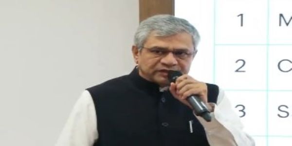 नई दिल्ली में राष्ट्रीय मीडिया केंद्र में केंद्रीय कैबिनेट के फैसलों की जानकारी देते केंद्रीय सूचना प्रसारण मंत्री अश्विनी वैष्णव