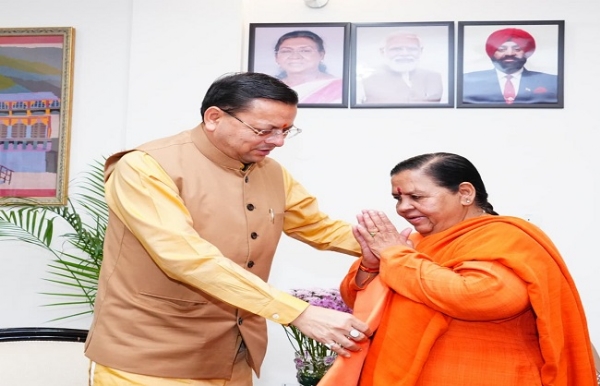 पूर्व मुख्यमंत्री उमा भारती मुख्यमंत्री आवास में मुख्यमंत्री धामी से मुलाकात करती हुई।