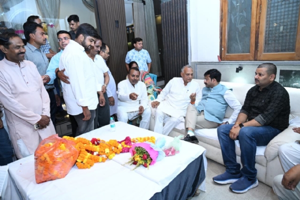प्रयागराज के शहर दक्षिणी विधानसभा क्षेत्र की जनता से मिलकर दुखदर्द सुनते हुए कैबिनेट मंत्री नन्द गोपाल गुप्ता नंदी का छाया चित्र